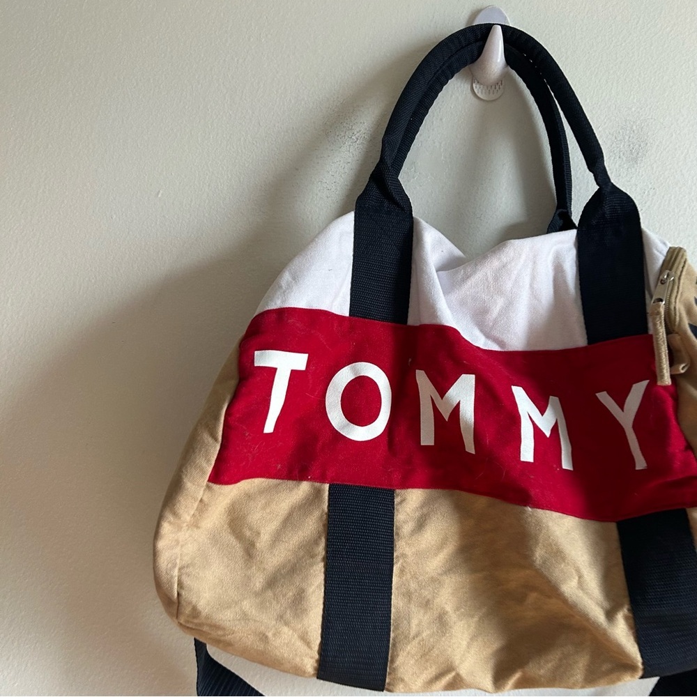 Tommy Hilfiger Logo Classic Gym Weekender Duffle Bag - Picture 2 of 9